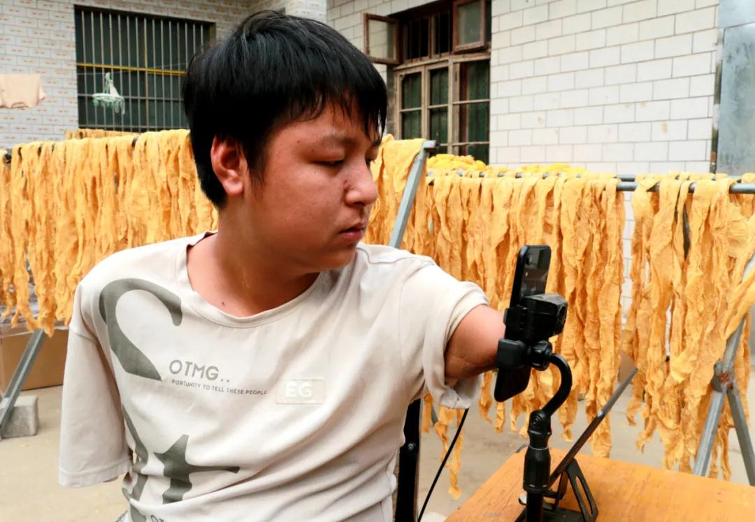 咬筷子打字，做直播养全家，拒绝打赏……这个“无臂主播”火了