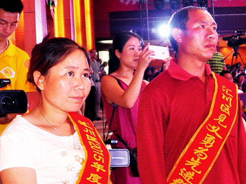 英雄夫妻生死瞬间不惧危难 两进两出勇救68人