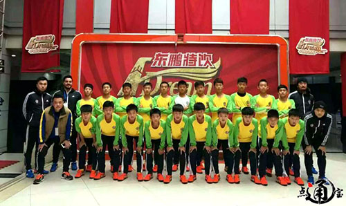 足球少年帅气登场 朝气蓬勃震撼观众