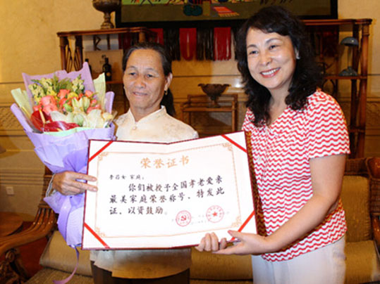 把流浪阿婆当亲娘赡养20年 再苦再难也不离不弃