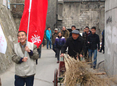 活雷锋”王源孝 “永不退休”的火车站服务员